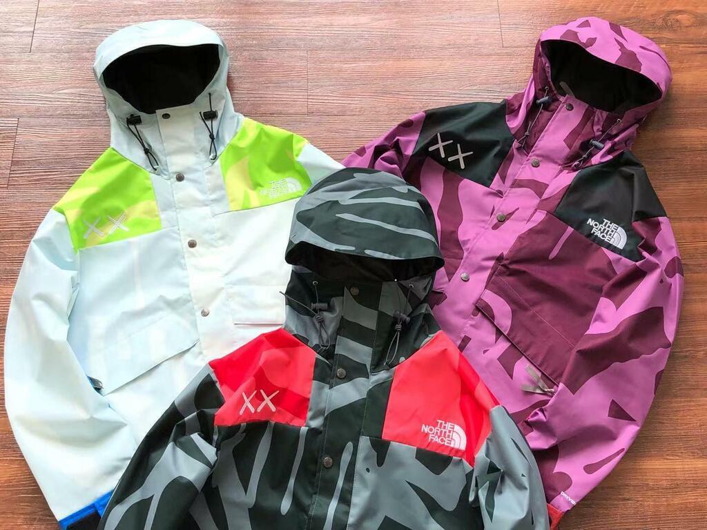 Jaqueta The North Face x KAWS Corta-Vento