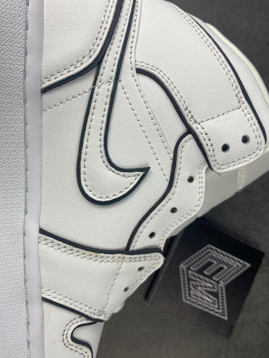 Tênis Nike Air Jordan 1 MID SE "Iridescent reflective trim"