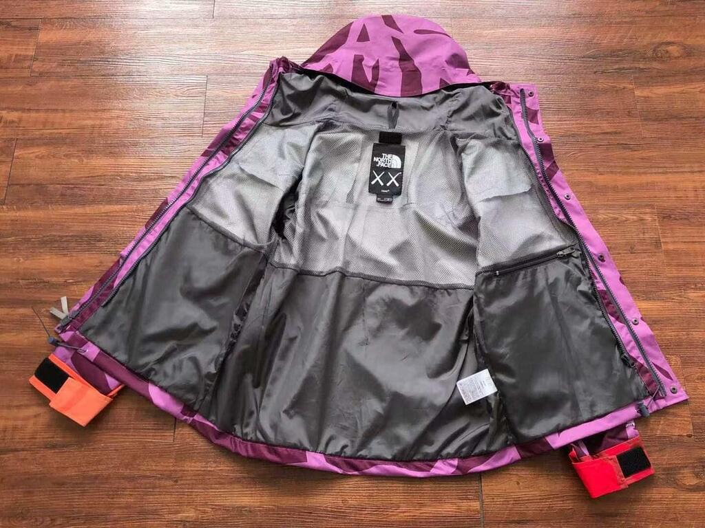 Jaqueta The North Face x KAWS Corta-Vento