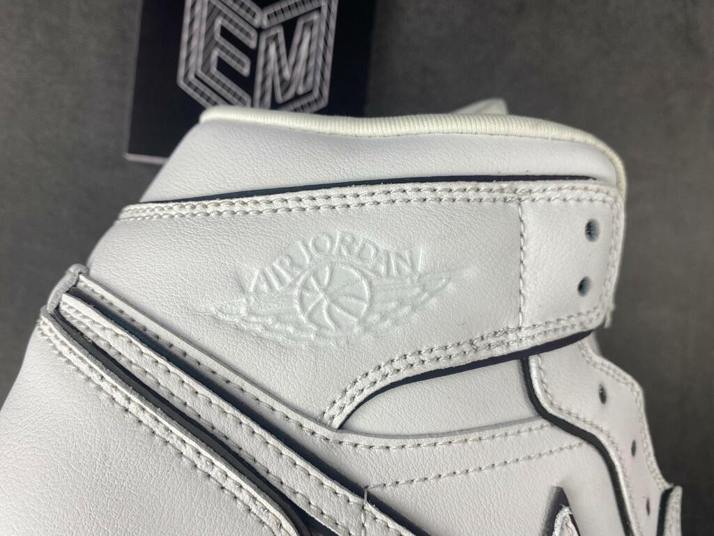 Tênis Nike Air Jordan 1 MID SE "Iridescent reflective trim"