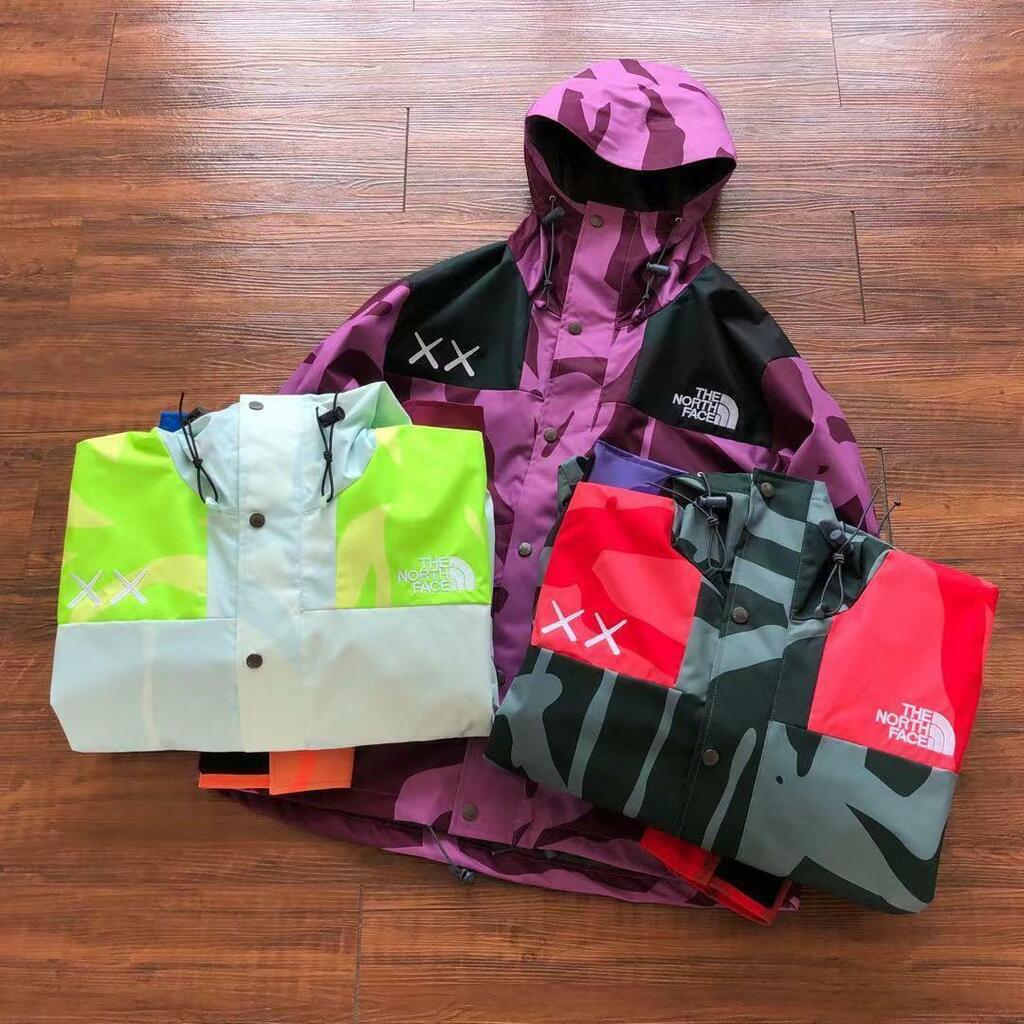 Jaqueta The North Face x KAWS Corta-Vento