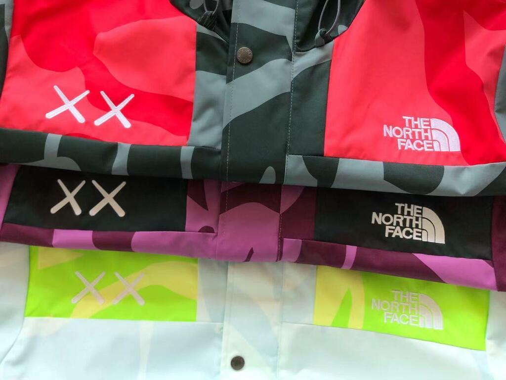 Jaqueta The North Face x KAWS Corta-Vento