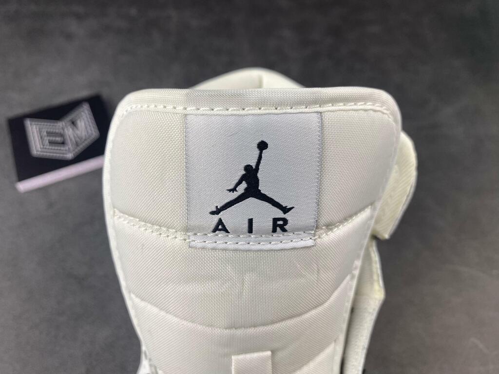 Tênis Nike Air Jordan 1 MID SE "Iridescent reflective trim"