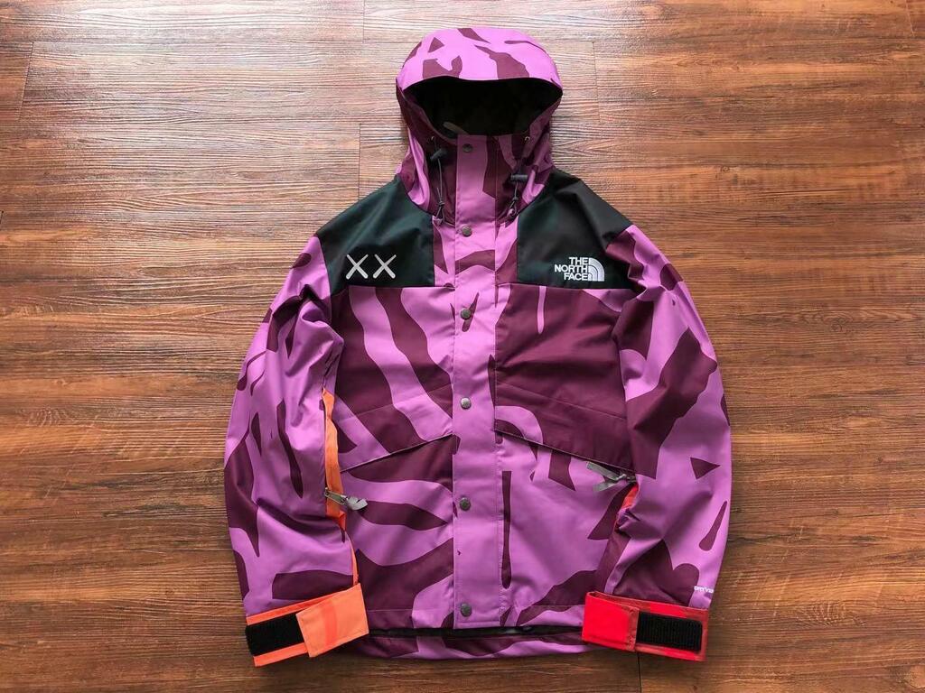 Jaqueta The North Face x KAWS Corta-Vento