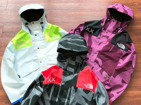 Jaqueta The North Face x KAWS Corta-Vento