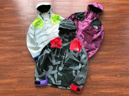 Jaqueta The North Face x KAWS Corta-Vento