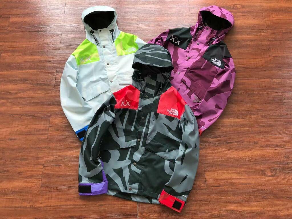 Jaqueta The North Face x KAWS Corta-Vento