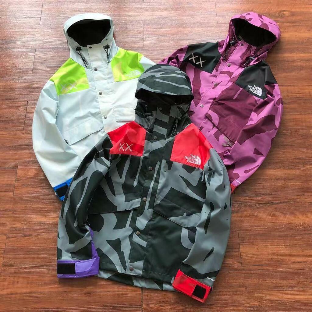 Jaqueta The North Face x KAWS Corta-Vento