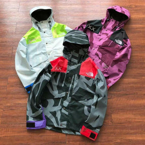 Jaqueta The North Face x KAWS Corta-Vento